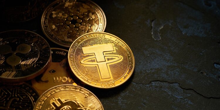 Monedas de bitcoin, tether y otras altcoins.