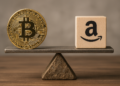 Una balanza en la que están una moneda de bitcoin y un cubo con el logo de Amazon.