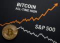 Moneda de bitcoin, gráfico de bitcoin subiendo y gráfico del S&P500 bajando