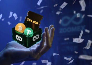 mano sosteniendo canasta digital con monedas de bitcoin y tether y boleto por 14.000 dólares rodeado de billetes de dolares cayendo sobre fondo azul con logo de zoomex reflejado