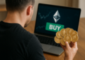 Persona comprando ethereum