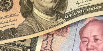 billetes de dólar sobre billetes del yuan chino..