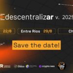 Anuncio del evento “Descentralizar v. 2025” con fechas y sedes en Argentina: Misiones el 22 de agosto, Entre Ríos el 29 de agosto y Chaco el 12 de septiembre. El diseño tiene un fondo oscuro con tonos naranjas y gráficos de conexiones en red, junto al mensaje “Save the date!” y logos de entidades anfitrionas y organizadoras como la ONG Bitcoin Argentina.