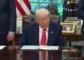 Donald Trump leyendo un discurso.