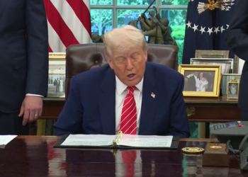 Donald Trump leyendo un discurso.