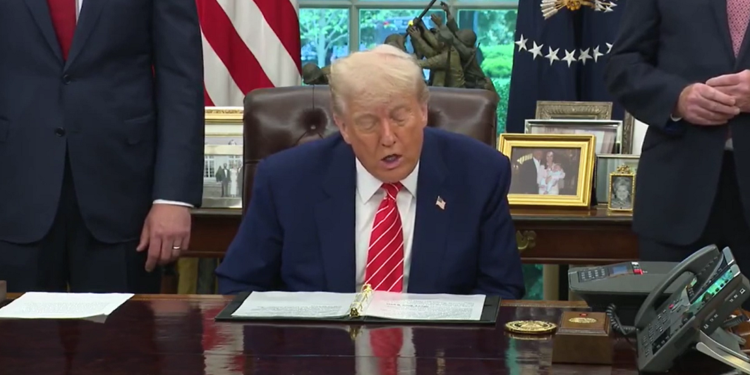 Donald Trump leyendo un discurso.