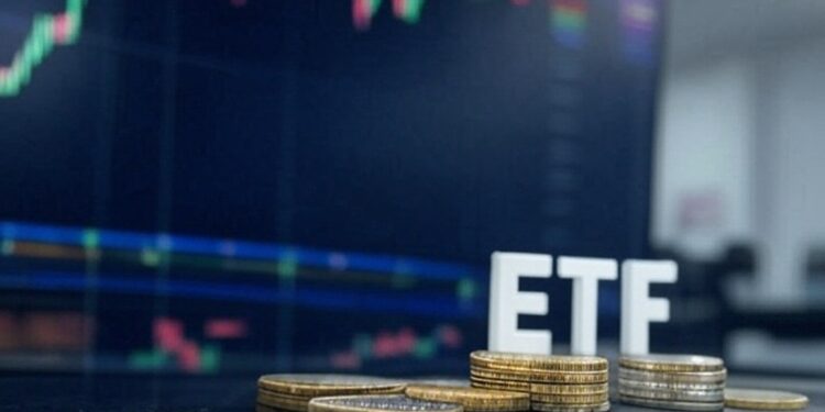 monedas con un gráfico de fondo y las letras ETF.