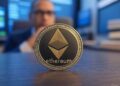 Imagen de moneda de ETH y analista detrás.