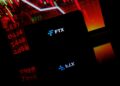 Teléfono con el logo de FTX.