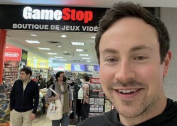 Ryan Cohen delante de una tienda de GameStop.