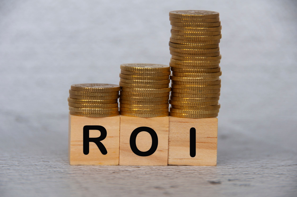 Representación visual del ROI con bloques y monedas apiladas, ilustrando el aumento del retorno de inversión en el trading de Bitcoin.