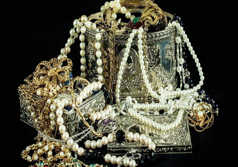 En la imagen, joyería con diferentes acabados y materiales.