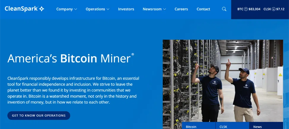 Se trata de una captura de pantalla de la página web de CleanSpark. Ahí se ve una imagen de los mineros junto con los empleados.