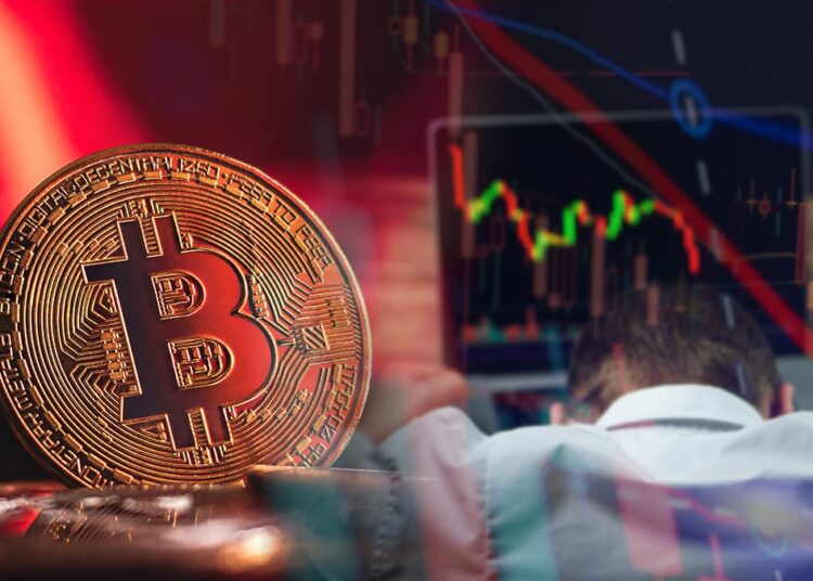 moneda de bitcoin en rojo junto a trader arrepentido frente a computadora con grafico bajista de precio en pantalla y velas de precio superpuestas.