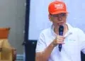 max keiser en un evento dando una charla