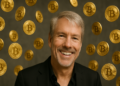 Michael Saylor y una lluvia de monedas físicas de bitcoin.