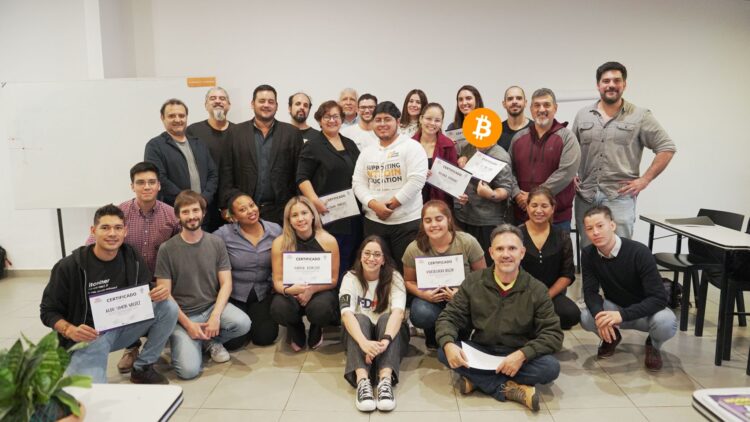 Fotografía de la cohorte de estudiantes paraguayos de Mi Primer Bitcoin.