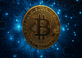 Una moneda de Bitcoin en un entorno tecnológico.