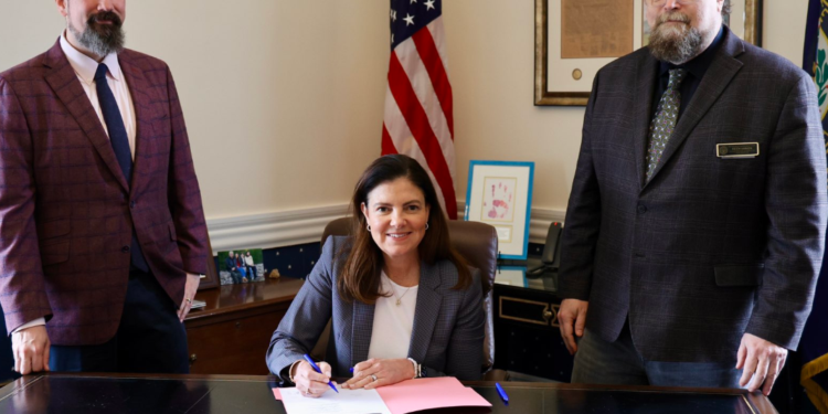 gobernadora de New Hampshire firma la ley de reserva de bitcoin.