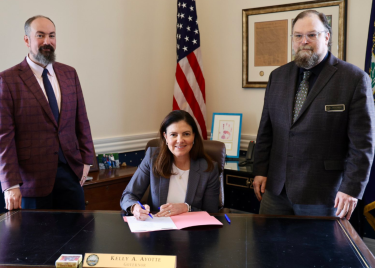 gobernadora de New Hampshire firma la ley de reserva de bitcoin.