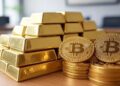 Imagen de lingotes de oro y BTC apilados en un escritorio.