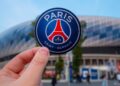 Logo del PSG y estadio de fondo.