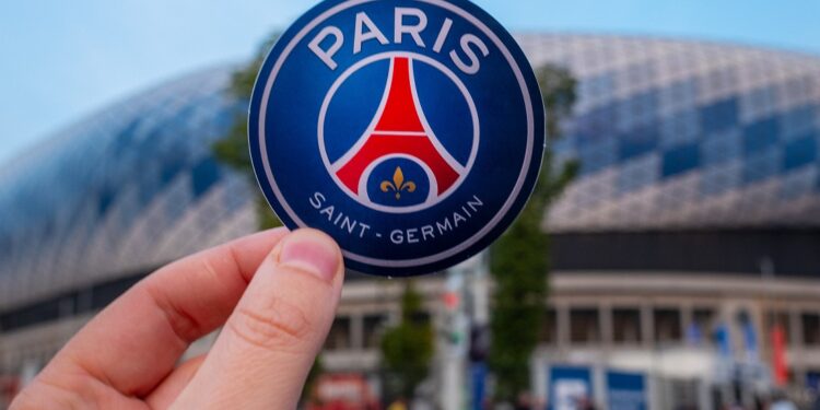 Logo del PSG y estadio de fondo.