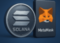 Un token de SOL junto a una wallet de MetaMask.