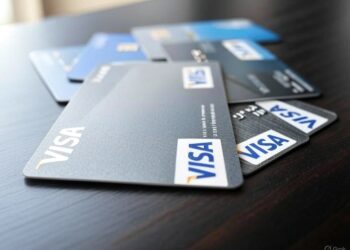 tarjetas visa sobre una mesa