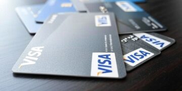 tarjetas visa sobre una mesa
