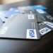 tarjetas visa sobre una mesa