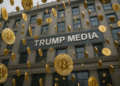 Lluvia de bitcoins arriba del edificio de Trump Media.