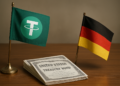 Banderas de USDT y de Alemania al lado de bonos del Tesoro estadounidense físicos, en papel.