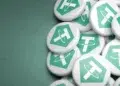 Monedas con el logo de la empresa Tether sobre un fondo verde.