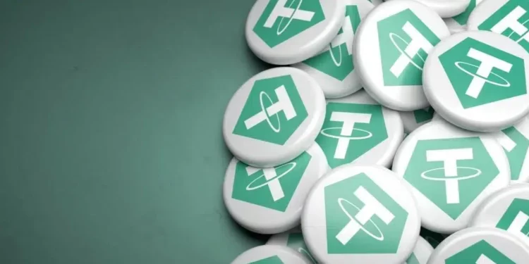 Monedas con el logo de la empresa Tether sobre un fondo verde.