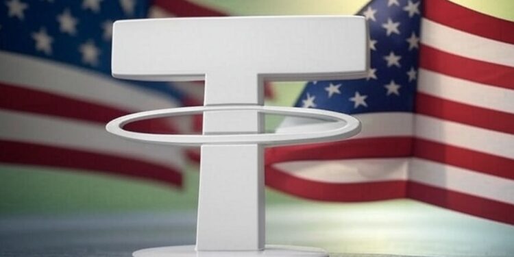 Logotipo de Tether delante de una bandera estadounidense