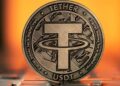 Imagen de la moneda USDT sobre una plataforma de hierro.