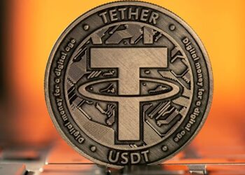 Imagen de la moneda USDT sobre una plataforma de hierro.