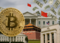 Collage con una moneda de bitcoin, la Casa Blanca, el gobierno de China, la Reserva Federal y billetes de dólar cayendo, representando tensiones económicas globales.