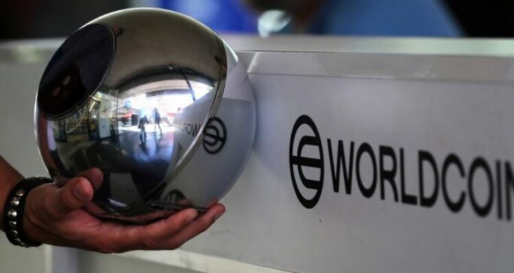 Un dispositivo de escaneo de ojos junto al logo de la empresa World.