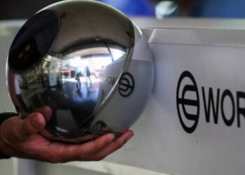 Un dispositivo de escaneo de ojos junto al logo de la empresa World.