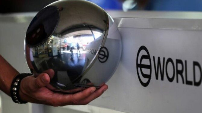 Un dispositivo de escaneo de ojos junto al logo de la empresa World.