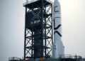 Un cohete a punto de despegar al espacio.
