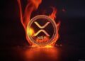 Una moneda de XRP envuelta en llamas.