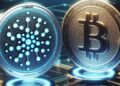 Una moneda de BTC junto a una de ADA.