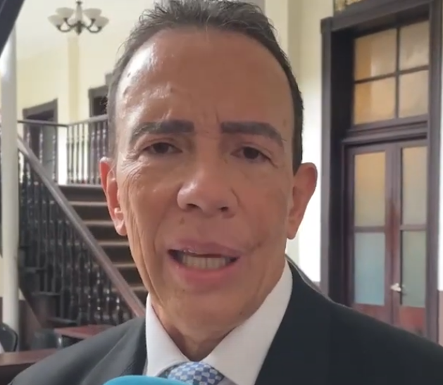 Álvaro González, presidente del Banco Central de Guatemala declarando ante los medios de comunicación.