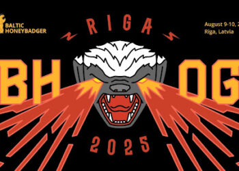 Una imagen con un fondo negro anuncia "Baltic Honeybadger" en la parte superior izquierda, con "RIGA" en una fuente estilizada sobre una gran ilustración de la cabeza de un tejón de miel. El tejón tiene ojos amarillos brillantes de los que salen rayos láser rojos y naranjas, formando las letras "BH" a su izquierda y "OG" a su derecha. Debajo de la cabeza del tejón, dice "2025". En la esquina superior derecha, el texto dice "August 9-10, 2025" y "Riga, Latvia".