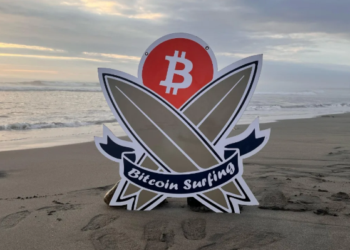 Una imagen de tablas de surf con el logo de Bitcoin en Huanchaco, Perú.