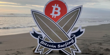 Una imagen de tablas de surf con el logo de Bitcoin en Huanchaco, Perú.