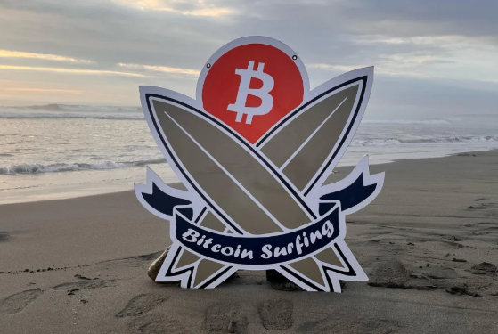 Una imagen de tablas de surf con el logo de Bitcoin en Huanchaco, Perú.